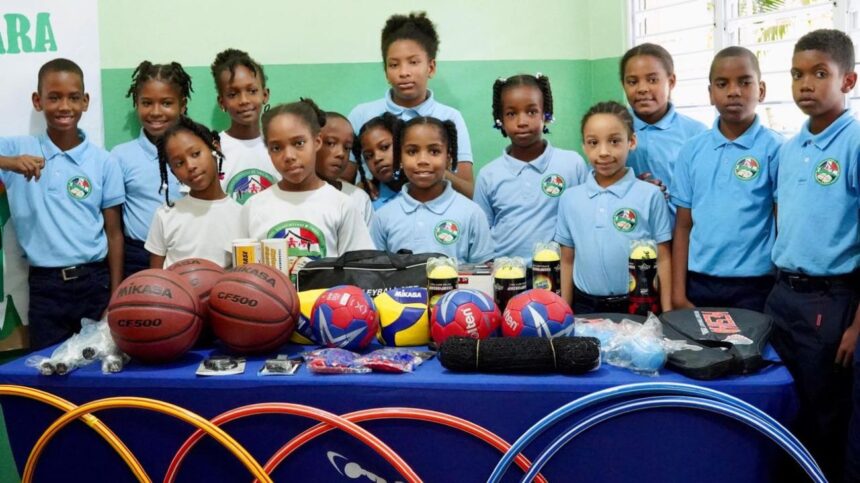 INEFI renueva canchas y entrega equipo deportivo en San Cristóbal