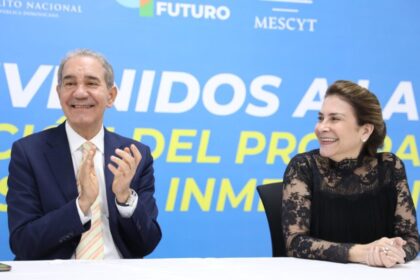 MESCYT gradúa 41 jóvenes en Cristo Rey y amplía inglés por inmersión