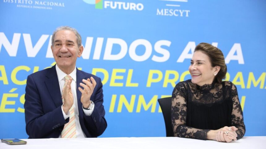 MESCYT gradúa 41 jóvenes en Cristo Rey y amplía inglés por inmersión