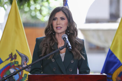 Demócratas piden renuncia de Kristi Noem por seguridad nacional