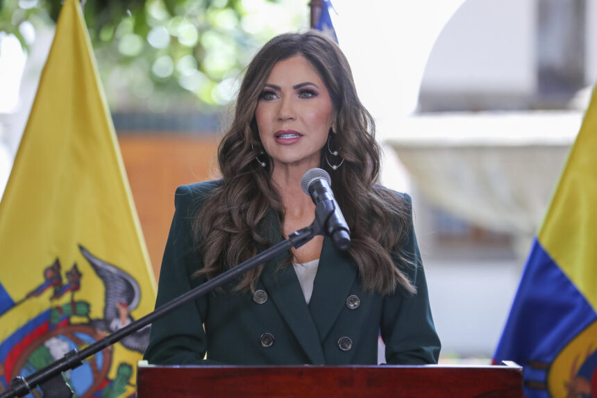 Demócratas piden renuncia de Kristi Noem por seguridad nacional