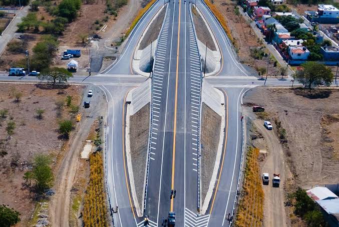 MOPC repara grieta en Circunvalación de Baní tras tormenta