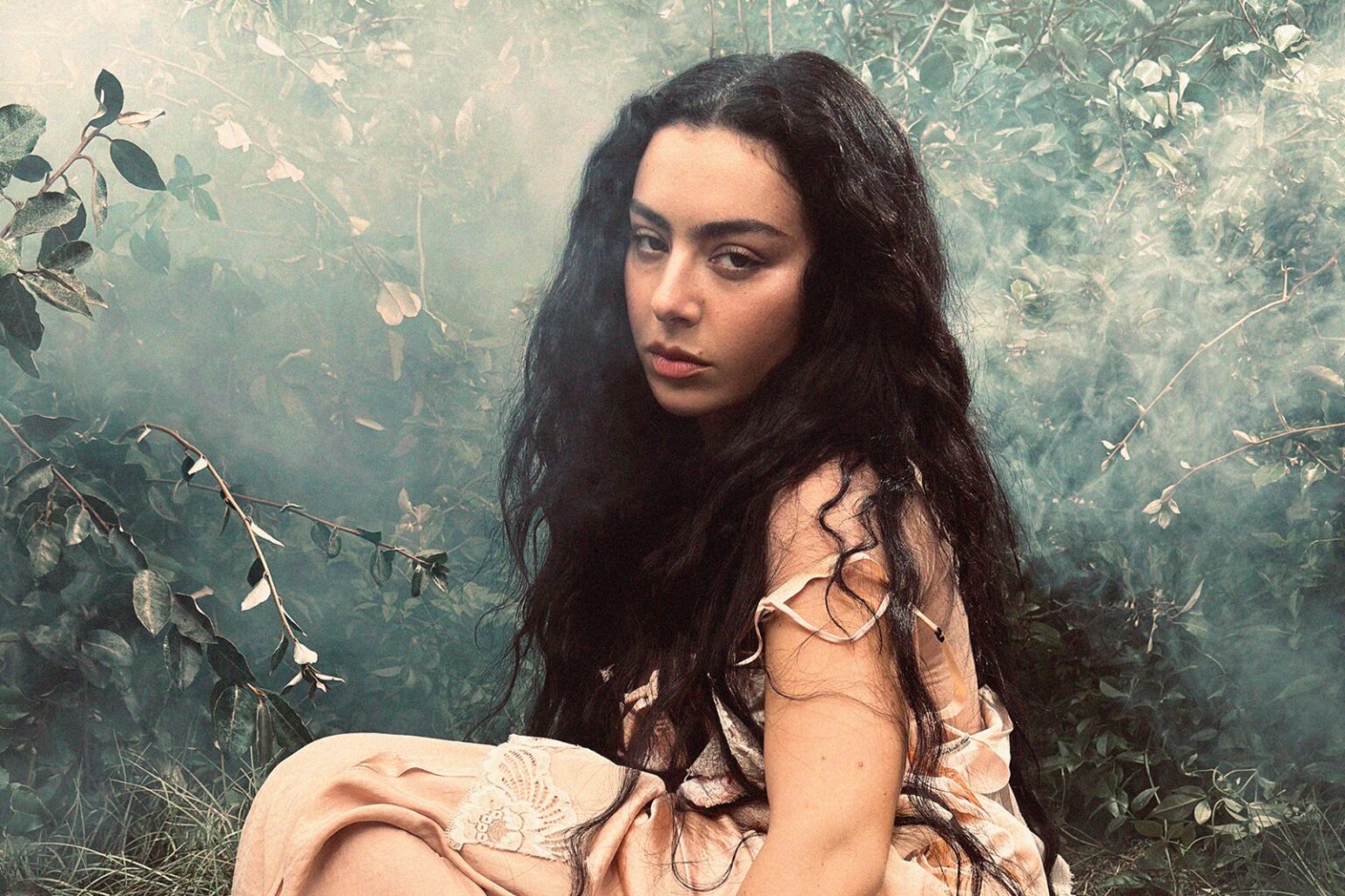 Charli XCX lanza ‘Wuthering Heights’, álbum gótico y romántico