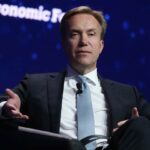 Presidente del Foro Económico Mundial renuncia por vínculos con Epstein