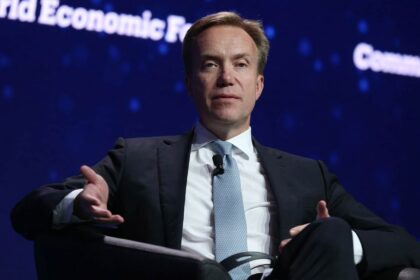 Presidente del Foro Económico Mundial renuncia por vínculos con Epstein