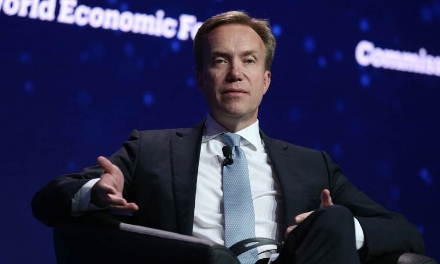 Presidente del Foro Económico Mundial renuncia por vínculos con Epstein