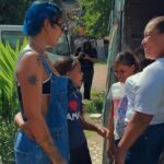 Tokischa y Jompéame entregan ayuda tras huracán en Gualey