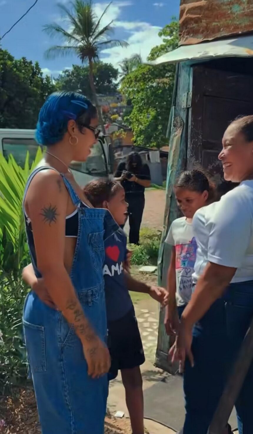 Tokischa y Jompéame entregan ayuda tras huracán en Gualey