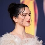 Rosalía revive el maquillaje minimalista de los años 90 con Calvin Klein