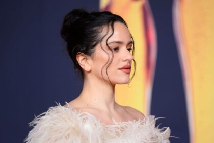 Rosalía revive el maquillaje minimalista de los años 90 con Calvin Klein