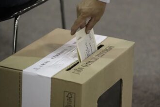 Cierran urnas en Colombia tras elecciones legislativas y consultas