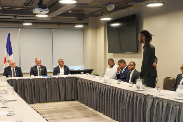 Abinader llama a fortalecer comunidad dominicana en Chile