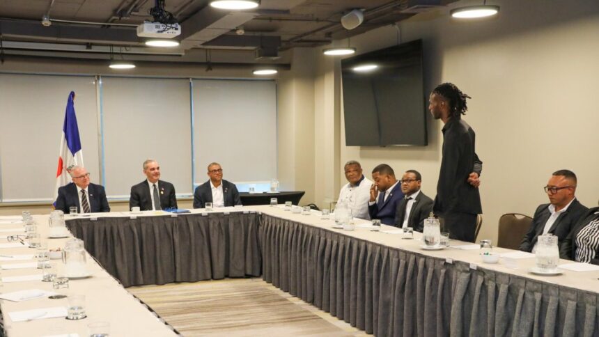 Abinader llama a fortalecer comunidad dominicana en Chile