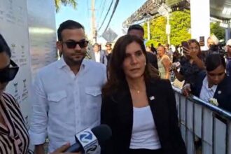 Embajadora de EE.UU. rinde homenaje a víctimas de Jet Set