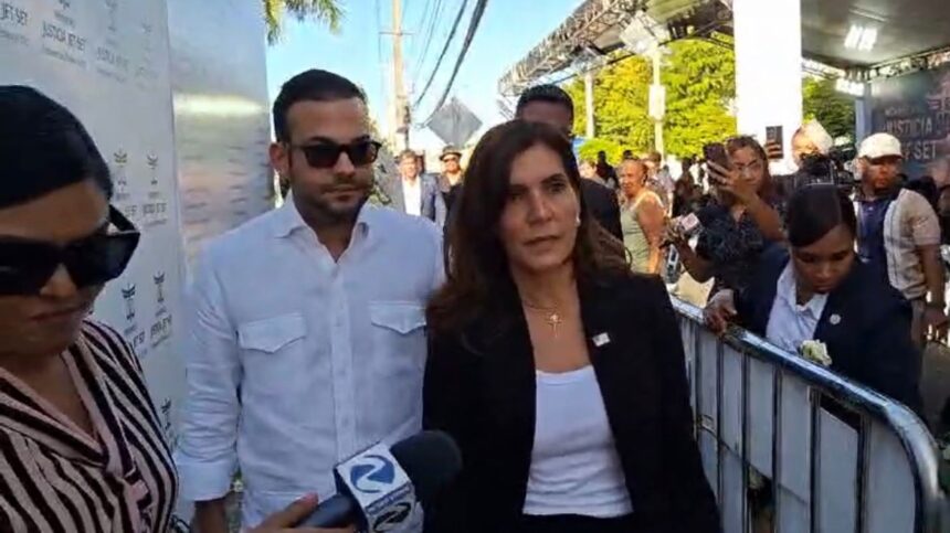 Embajadora de EE.UU. rinde homenaje a víctimas de Jet Set