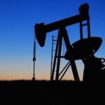 Petróleo sube tras bloqueo de EE UU a puertos iraníes