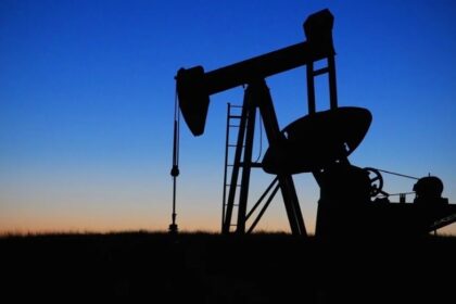 Petróleo sube tras bloqueo de EE UU a puertos iraníes
