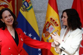 María Corina Machado recibe Medalla de Oro en Madrid ante miles