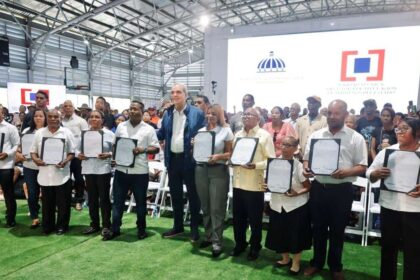 Abinader entrega 2,000 títulos de propiedad en Los Guandules
