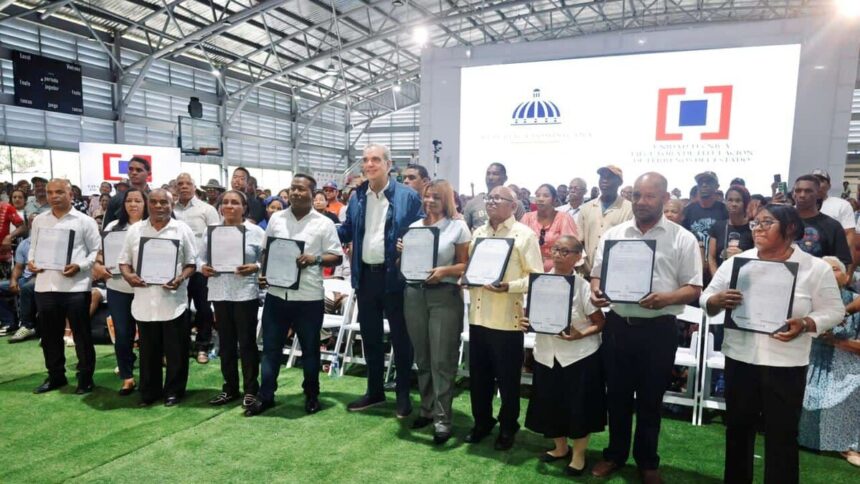 Abinader entrega 2,000 títulos de propiedad en Los Guandules