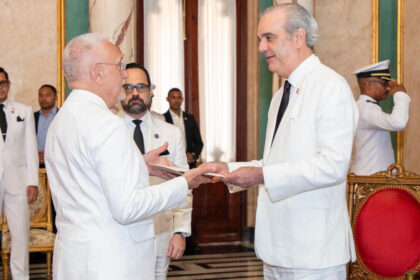 Abinader recibe credenciales de seis nuevos embajadores en RD