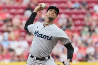 Eury Pérez crece en Marlins con guía de Sandy Alcántara