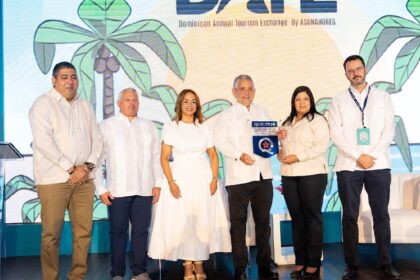 Turismo RD entrega placas QUALITUR a hoteles por excelencia 2026