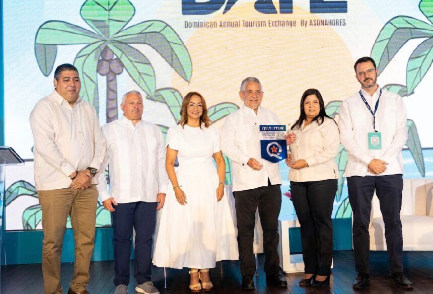 Turismo RD entrega placas QUALITUR a hoteles por excelencia 2026