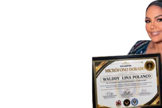 Walddy Lina Polanco recibe el Micrófono Dorado en Colombia