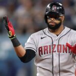 Carlos Santana sufre nueva lesión y retrasa su regreso a MLB