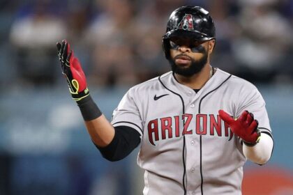 Carlos Santana sufre nueva lesión y retrasa su regreso a MLB