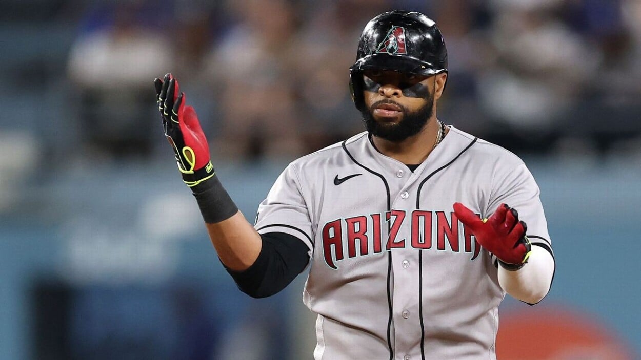 Carlos Santana sufre nueva lesión y retrasa su regreso a MLB