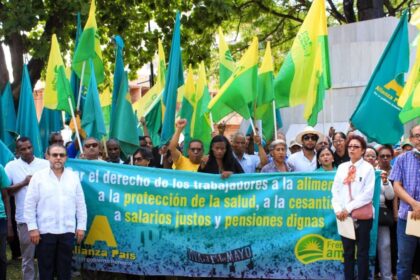 Frente Amplio y Alianza País exigen reforma laboral y de pensiones