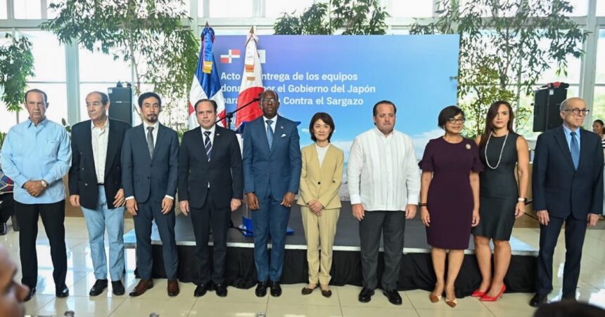 Japón dona maquinaria pesada a RD para limpieza de sargazo