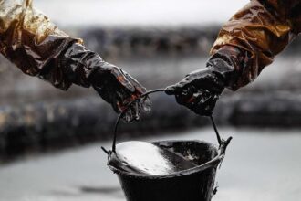 Petróleo WTI sube a 102.5 dólares por crisis en Ormuz
