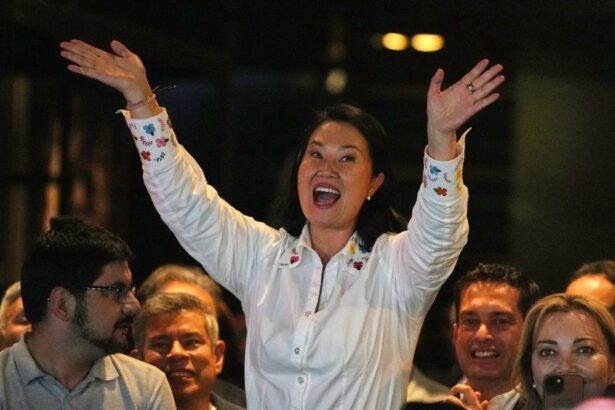 Keiko Fujimori lidera ajustada segunda vuelta en Perú con 98% de actas