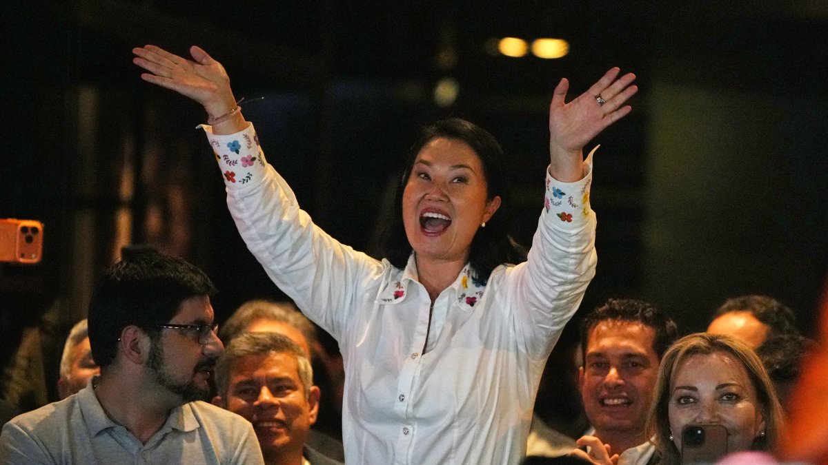 Keiko Fujimori lidera ajustada segunda vuelta en Perú con 98% de actas