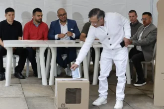 Petro denuncia posible fraude en elecciones presidenciales de Colombia