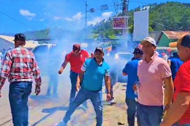 Alcalde de Tireo protesta en Suriel; exigen obras en La Vega