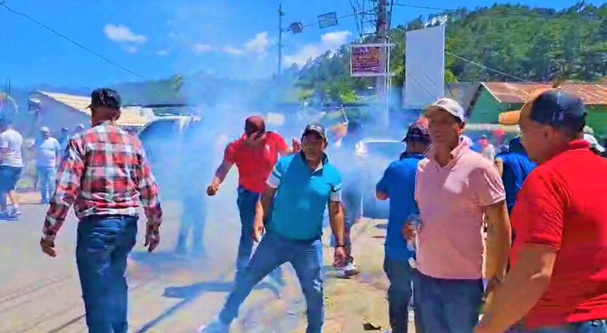 Alcalde de Tireo protesta en Suriel; exigen obras en La Vega