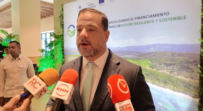 Ministerio espera controlar incendio en Sierra de Bahoruco en 72 h