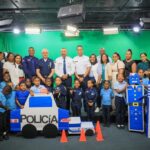 Estudiantes rinden homenaje a la Policía Nacional en Santo Domingo