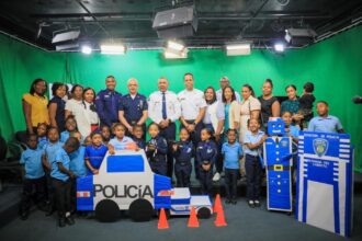 Estudiantes rinden homenaje a la Policía Nacional en Santo Domingo