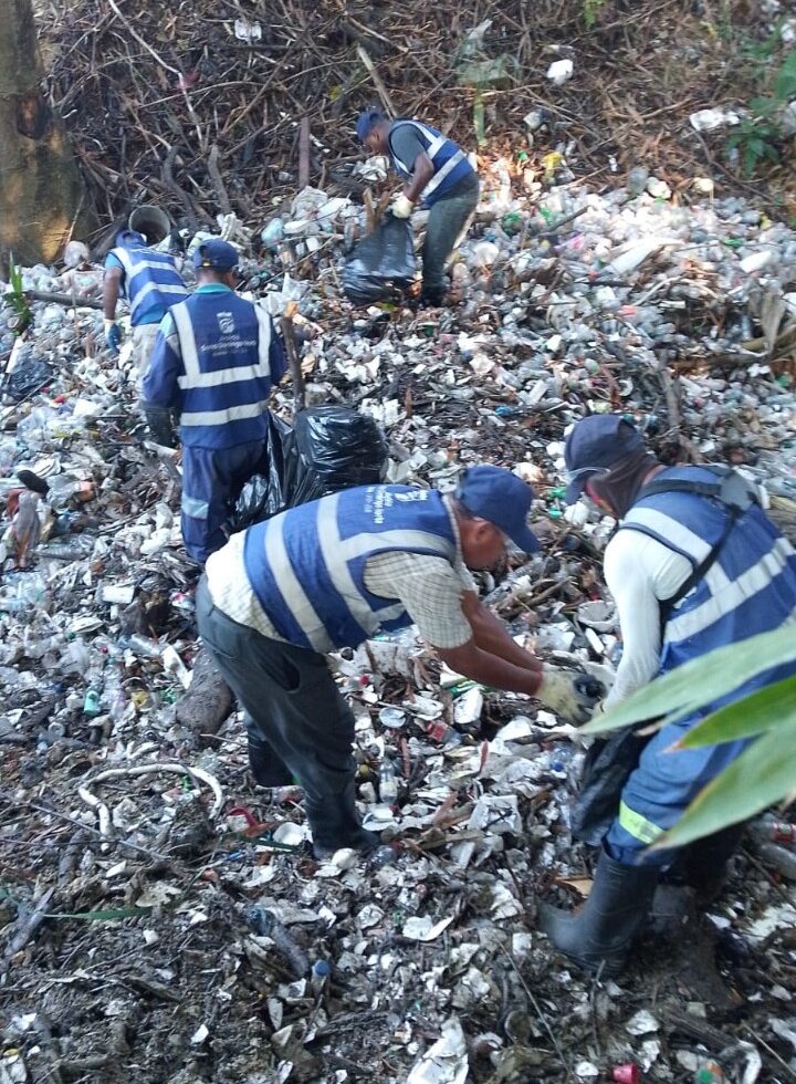 Cabildos de Santo Domingo refuerzan limpieza ante lluvias e inundaciones