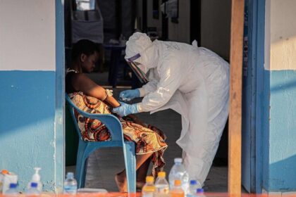 OMS alerta: falta de fondos y conflicto agravan brote de ébola en RDC