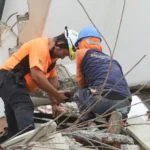 Rescatistas buscan a niño atrapado tras sismo en Venezuela