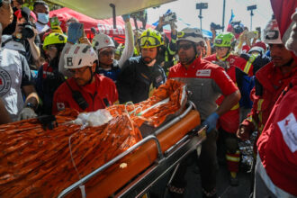 Rescatan a hombre tras ocho días bajo escombros en Venezuela