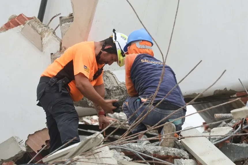 Rescatistas buscan a niño atrapado tras sismo en Venezuela